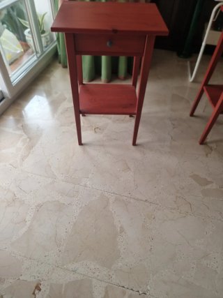 Mesa de noche de madera roja