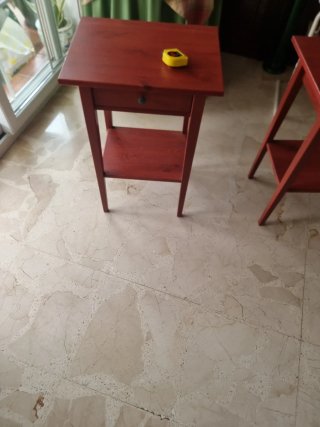 Mesa de noche de madera