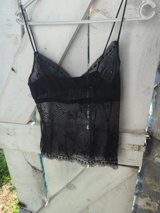 Top de encaje negro y lentejuelas