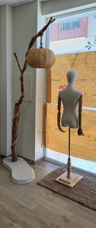 Lámpara de pie artesanal de madera