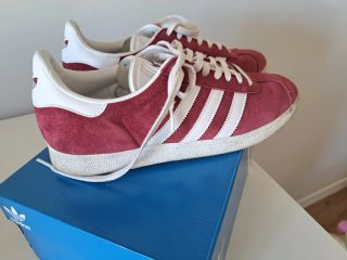 Zapatillas Adidas Gazelle granate, talla 42 2/3.