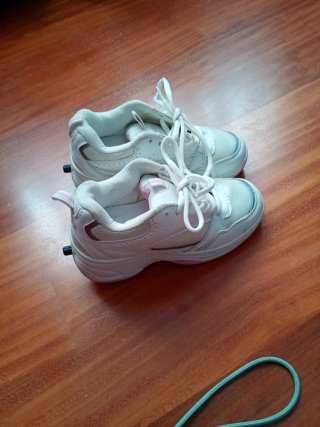 Zapatillas con ruedas blancas