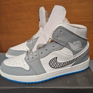 Zapatillas Jordan Blancas y Grises