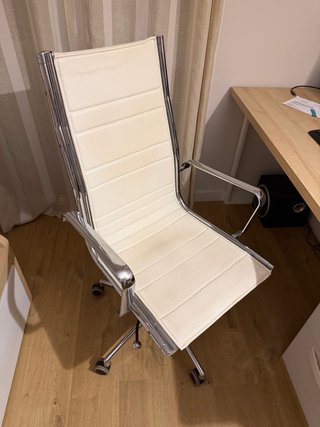 Silla de escritorio blanco roto y metal