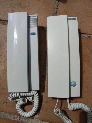 2 Telefonillos Fermax. Funcionan perfectamente.