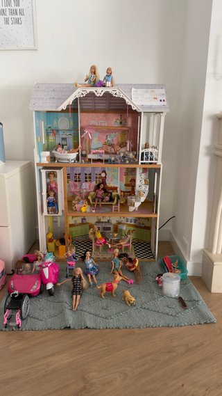 Casa de muñecas con accesorios