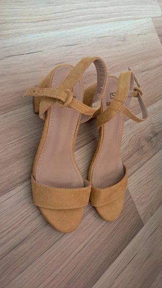 Sandalias de tacón amarillas