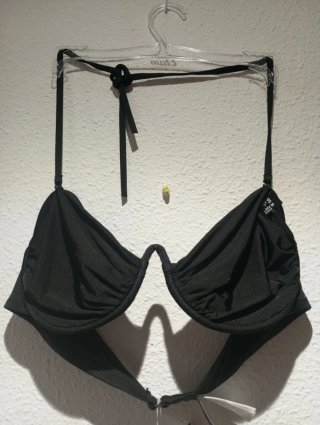 Sujetador de bikini Etam negro con etiqueta