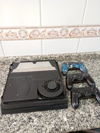 PS4 Pro (PlayStation 4 Pro) con 3 mandos