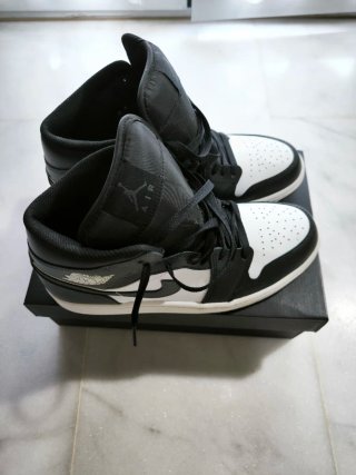 Air Jordan 1 Mid Black & White