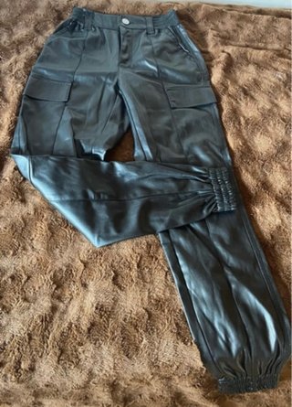 Pantalón de cuero negro