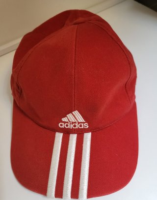 Gorra Adidas Roja con Bandas Blancas