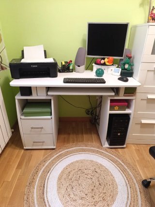 Mesa de escritorio blanca