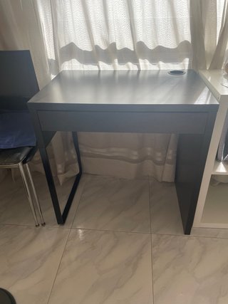 Escritorio pequeño negro