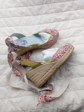 Sandalias de cuña estampadas Talla 36