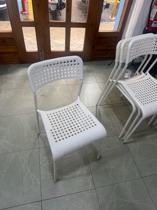Sillas blancas