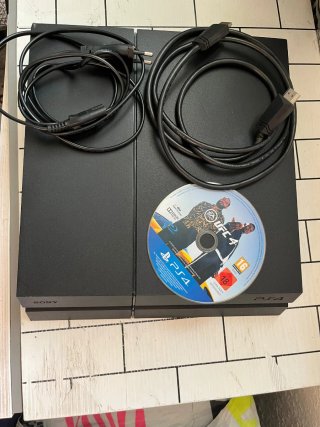 Consola PlayStation 4 (PS4) con juego UFC 4