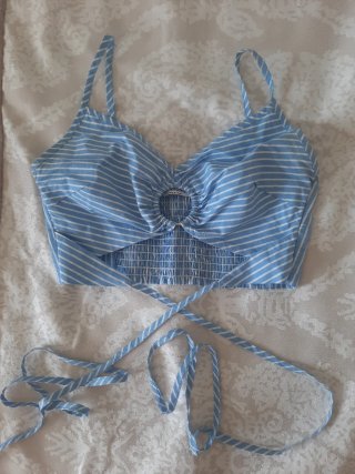 Top Bershka Rayas Azul y Blanco.