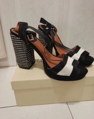 Sandalias de tacón Gioseppo negras y blancas