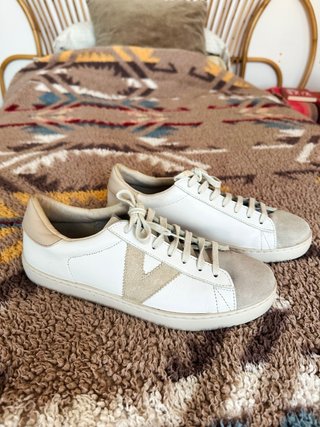 Zapatillas Victoria Blancas y Beige T. 40