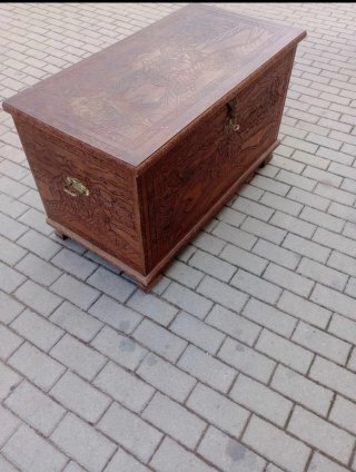 Baúl Vintage de Madera Tallada