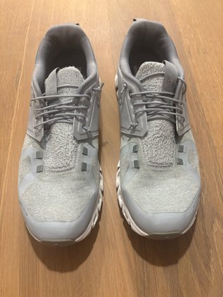 Zapatillas On Running Grises y Blancas