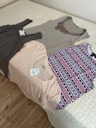 Lote 4 prendas: 3 camisetas y 1 blusa