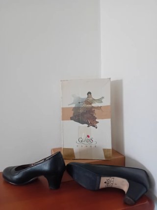 Zapatos negros con goma para bailar Sevillanas