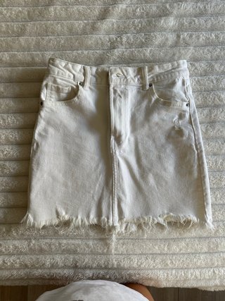 Falda vaquera blanca con bajo deshilachado