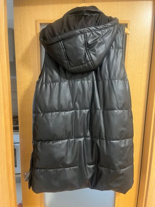 Chaleco de plumas negro con capucha