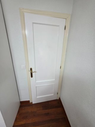 8 Puertas Blancas de Interior lacadas.