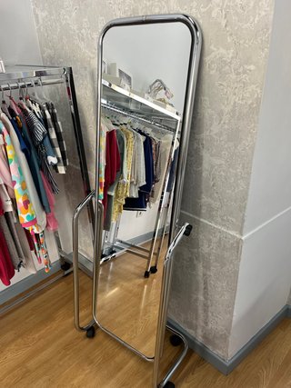 Espejo de pie con ruedas, ideales para tienda
