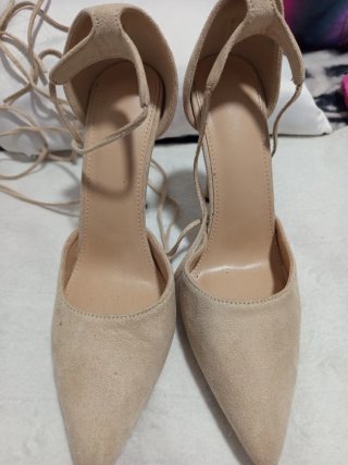 Zapatos de tacón beige con cordones