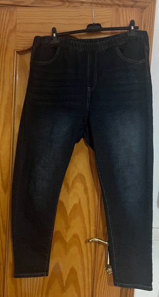 Pantalón vaquero azul con efecto desgastado