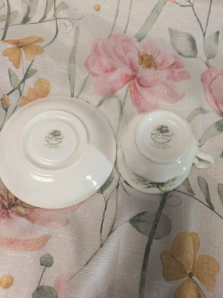 Taza y plato Royal Albert "January" (Enero)