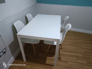 Mesa de salón con 4 sillas