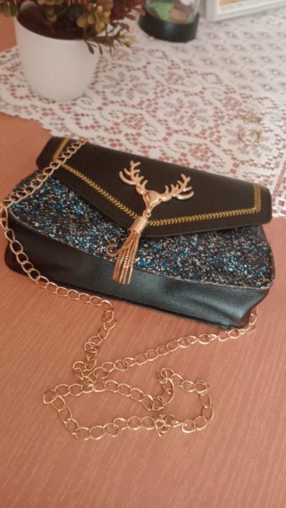 Bolso de hombro negro con detalle de ciervo