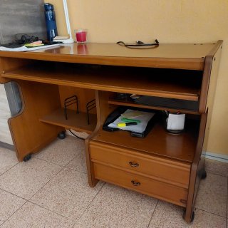 Escritorio de madera con cajones