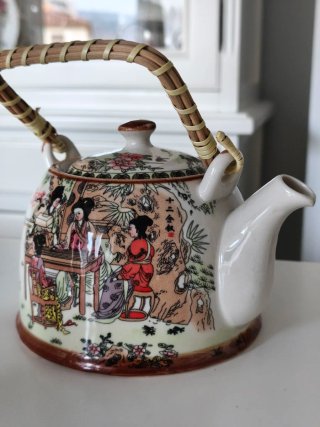 Tetera de porcelana oriental estilo vintage