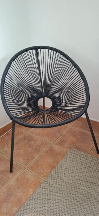 Silla de diseño estilo Acapulco negra