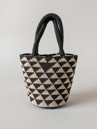 Bolso de mano con diseño geométrico