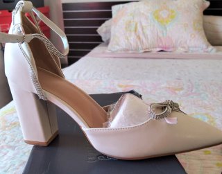 Zapatos de tacón beige con brillantes