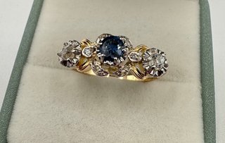 Anillo de oro 18kt con zafiro y diamantes
