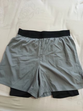 Pantalón corto de deporte gris y negro