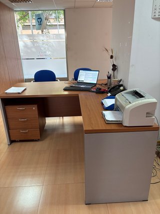 Mesa de escritorio con cajonera