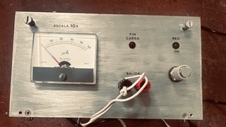 Cargador de baterías con indicador analógico