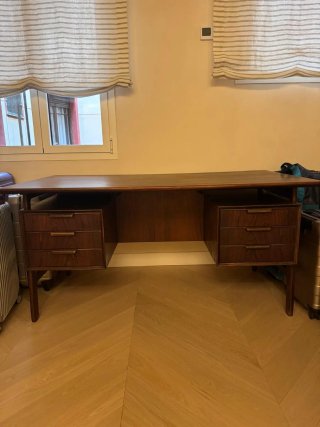 Escritorio de madera con cajones