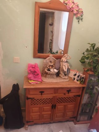 Taquillón de madera artesanal junto con espejo.
