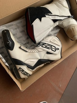 Botas de moto TCX blancas y negras