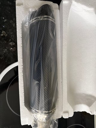 Tubo de escape con acabado de carbono